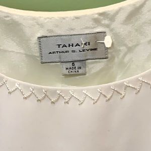 Tahari sleeveless shell size 6- white